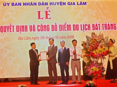 Xã Bát Tràng đón nhận quyết định là “điểm du lịch” của Thành phố