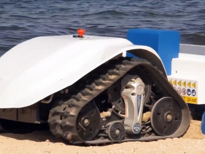 Cỗ máy dọn rác bãi biển điều khiển từ xa sử dụng năng lượng mặt trời