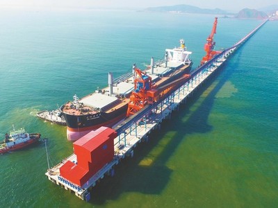 Cảng chuyên dùng xi măng The Vissai xã Nghi Thiết, huyện Nghi Lộc có diện tích sử dụng khoảng 407,15 ha đang là một 'cú huých' cho Nghệ An phát triển hệ thống hạ tầng cảng biển nhằm phát triển kinh tế khu vực. Ảnh MH