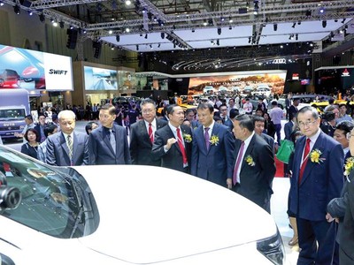 Các đại biểu tới dự Vietnam Motor Show 2019 và tham quan các gian trưng bày tại Triển lãm.