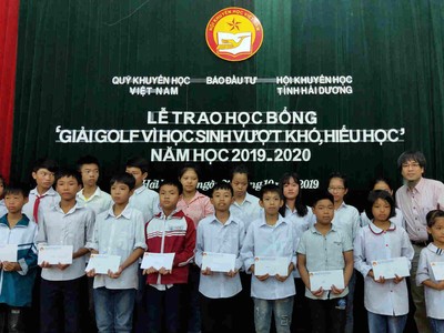 Ông Phạm Thanh Tân, Trưởng Văn phòng đại diện báo Đầu tư tại Hải Phòng và miền duyên hải Bắc bộ trao học bổng cho các cháu.