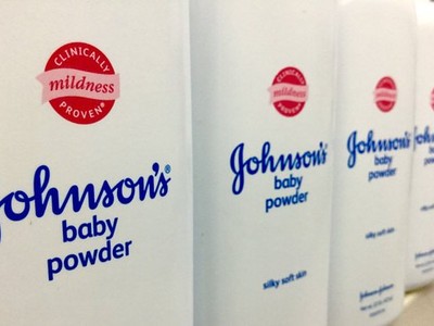 Nhiều nhà bán lẻ ngừng bán phấn rôm của Johnson & Johnson vì có chứa amiăng
