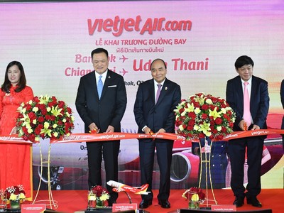 Thủ tướng Chính phủ Nguyễn Xuân Phúc, Phó thủ tướng Thái Lan Anutin Charnvirakul cùng đoàn lãnh đạo cấp cao chính phủ hai nước và lãnh đạo Vietjet trong nghi lễ khai trương 2  đường bay 