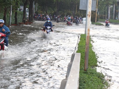 Người dân TP.HCM sống chung với ngập