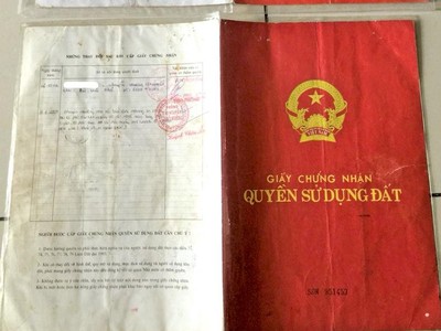 Cuốn sổ đỏ giả mà các đối tượng lừa bà Trần Thuận Thảo.