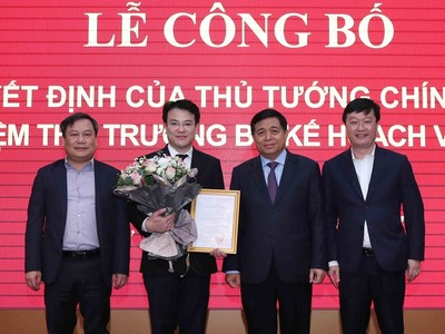 Lãnh đạo Bộ Kế hoạch và Đầu tư chúc mừng Thứ trưởng Trần Quốc Phương. Trong ảnh (từ trái sang phải): Thứ trưởng Vũ Đại Thắng, Thứ trưởng Trần Quốc Phương, Bộ trưởng Nguyễn Chí Dũng, Thứ trưởng Nguyễn Đức Trung (Ảnh: Đức Trung)