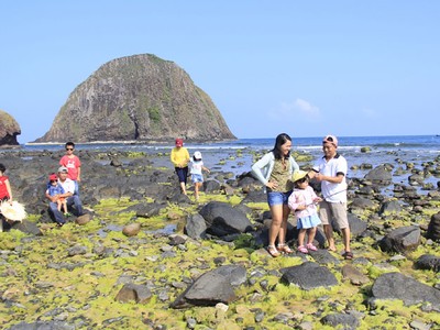 Quần thể Hòn Yến là thắng cảnh đẹp của tỉnh Phú Yên.