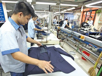 Dự thảo Luật Doanh nghiệp sửa đổi khuyến khích cổ đông tiếp cận hoạt động của công ty nhiều hơn. Trong ảnh: Xưởng may veston của Tổng công ty May 10. Ảnh: Đức Thanh