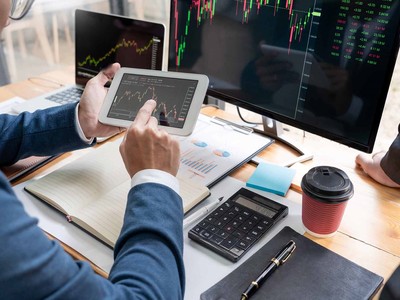 Khi nhà đầu tư chứng khoán giao dịch trực tuyến và không sử dụng tư vấn