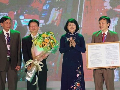 Phó Chủ tịch nước Đặng Thị Ngọc Thịnh trao Nghị quyết thành lập phường Quảng Thành thuộc thị xã Gia Nghĩa và thành phố Gia Nghĩa thuộc tỉnh Đắk Nông.