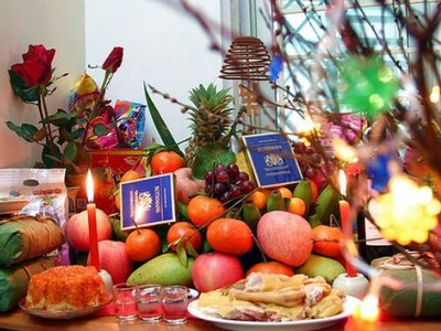 Mâm ngũ quả ngày Tết theo truyền thống hồm 5 loại quả tượng trưng cho năm yếu tối ngũ hành là: Mộc, Hỏa, Thổ, Kim và Thủy được cho là cấu thành nên vũ trụ