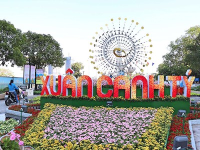 Tất bật hoàn thành đường hoa Nguyễn Huệ 2020