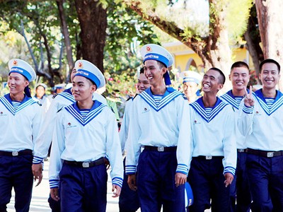 Nụ cười của các chiến sĩ đảo Sinh Tồn trong giờ giải lao.