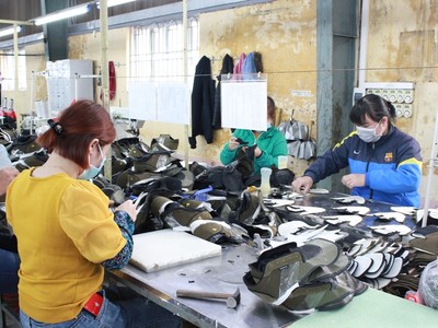 Các doanh nghiệp dệt may, da giày nỗ lực sản xuất kinh doanh trong bối cảnh bệnh viêm phổi cấp diễn biến phức tạp.