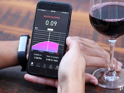 Vòng đeo tay cảnh báo tửu lượng cho người uống bia rượu