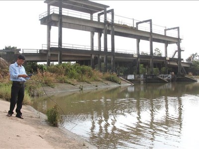 Cán bộ nông nghiệp huyện Vũng Liêm (Vĩnh Long) kiểm tra nồng độ mặn. Ảnh: TTXVN