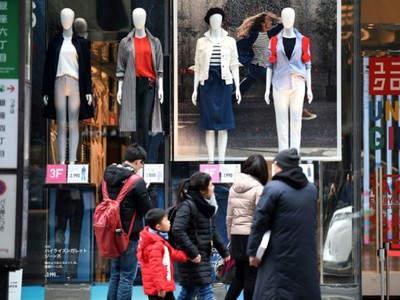 Tháng 12/2019, chính phủ Nhật Bản phê chuẩn gói kích thích kinh tế 13.200 tỷ yên, tương đương 120 tỷ USD nhằm giảm sốc cho thị trường trước tác động của việc tăng thuế tiêu dùng. Ảnh: AFP