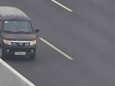 Chiều xe ô tô đi ngược chiều trên cao tốc.