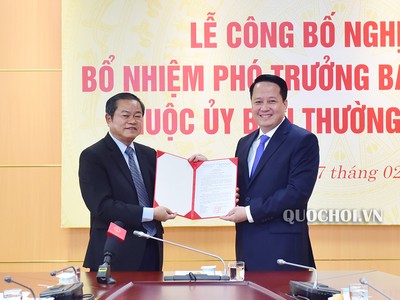 Phó Chủ tịch Quốc hội Đỗ Bá Tỵ trao Quyết định bổ nhiệm chức vụ Phó Trưởng ban Dân nguyện thuộc Ủy ban Thường vụ Quốc hội cho ông Hoàng Anh Công