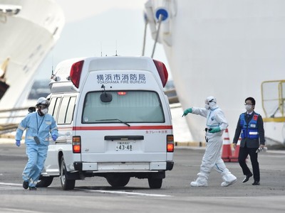 Nhân viên y tế làm nhiệm vụ gần du thuyền Diamond Princess tại cảng Yokohama, Nhật Bản ngày 7/2/2020. (Ảnh: AFP/TTXVN)
