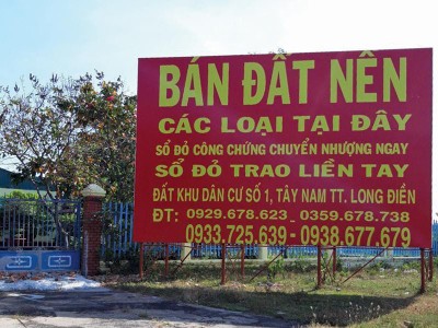 Biển quảng cáo bán đất Khu dân cư số 1 Tây Nam, dù dự án đang bị điều tra sai phạm.