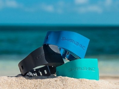 Vòng đeo tay xua đuổi cá mập