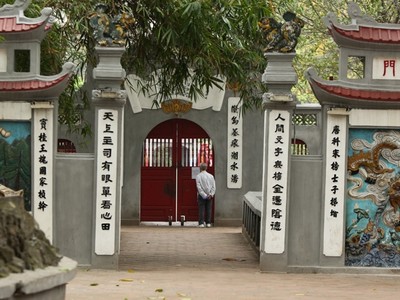 Di tích đền Ngọc Sơn tạm đóng cửa để phòng, chống dịch Covid-19.