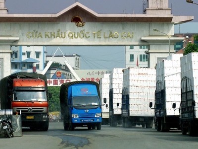 Toàn tuyến biên giới phía Bắc đang tồn khoảng 1.141 xe hàng hóa, trong đó riêng tỉnh Lạng Sơn đã là 1.068 xe, chủ yếu là thanh long, dưa hấu, chuối, xoài, mít