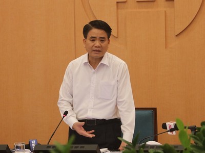 Chủ tịch UBND TP Nguyễn Đức Chung tại phiên họp sáng 30/3 .Ảnh Công Thọ