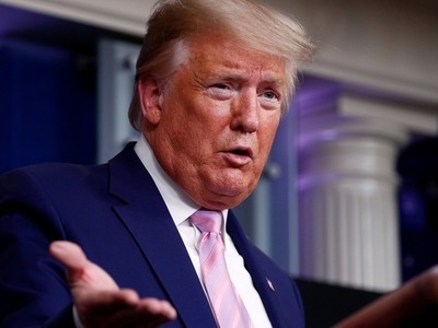 Tổng thống Trump phát biểu trong cuộc họp báo thường kỳ ở Nhà Trắng tại Washington, hôm 2/4. Ảnh: Reuters.