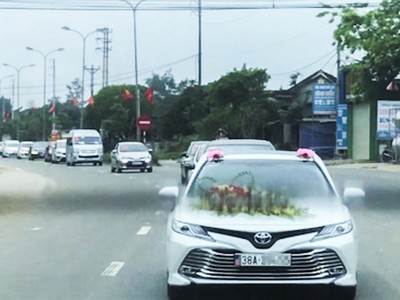 Đoàn xe đón dâu giữa lúc dịch Covid-19 diễn biến phức tạp gây xôn xao dư luận. Ảnh: H.H.