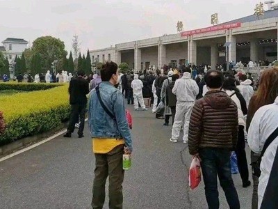 Hàng dài người xếp hàng bên ngoài một nhà tang lễ ở quận Hàn Khẩu của Vũ Hán để nhận tro cốt người thân, sau khi thành phố dỡ bỏ một phần lệnh phong tỏa. Ảnh: Weibo.