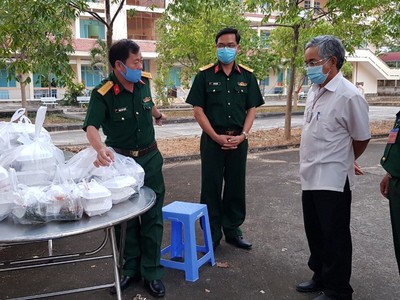 Bí thư tỉnh ủy tỉnh Kon Tum Nguyễn Văn Hùng kiểm tra công tác chuẩn bị bữa ăn cho người dân tại Khu cách ly cơ sở 1 Trường Cao đẳng Cộng đồng Kon Tum