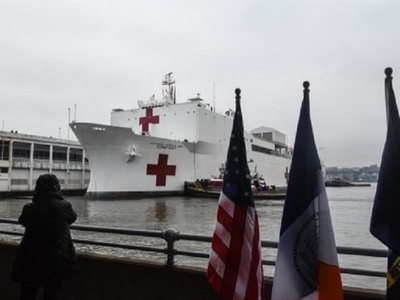 Tàu bệnh viện USNS Comfort của hải quân Mỹ với khả năng tiếp nhận tới 1.000 gường bệnh cập bến tại thành phố New York hôm 30/3 để hỗ trợ chống dịch Covid-19. Ảnh: AFP