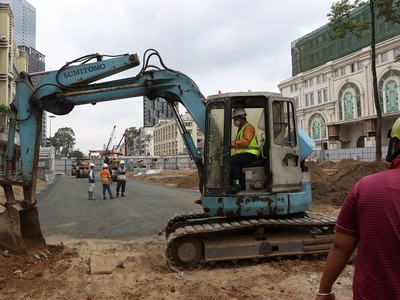 Các phương tiện đang thi công hoàn thiện trên miệng hầm.