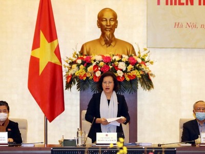 Ủy ban Thường vụ Quốc hội rất hiếm khi tổ chức phiên họp bất thường, nhưng mới đây, sáng 8/4, phiên họp bất thường của Ủy ban Thường vụ Quốc hội đã diễn ra, để xem xét đề xuất của Chính phủ về gói hỗ trợ gần 62.000 tỷ đồng cho khoảng 20 triệu người gặp khó khăn do dịch Covid -19. Trong ảnh: Chủ tịch Quốc hội Nguyễn Thị Kim Ngân chủ trì phiên họp (Ảnh: TTXVN)