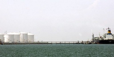 Xoay sở tích trữ dầu trên biển làm tăng thêm gánh nặng tài chính cho ngành dầu mỏ. Ảnh: AFP