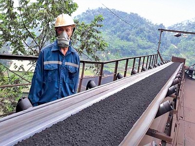 Băng tải vận chuyển quặng sắt tại Công ty TNHH Khoáng sản và Kim loại Việt Trung. (Ảnh: st)