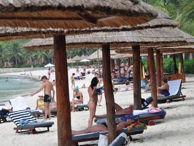 Để tháo gỡ một phần khó khăn do bị ảnh hưởng bởi dịch bệnh Covid-19, TP Nha Trang đã nhất trí cho phép đơn vị liên quan miễn tiền thuê bãi biển cho các doanh nghiệp trong vòng 4 tháng