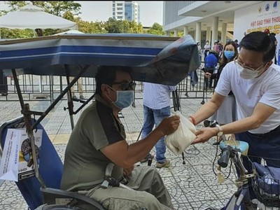 Anh Hà Đức Hùng trao gạo hỗ trợ cho người nghèo Đà Nẵng.