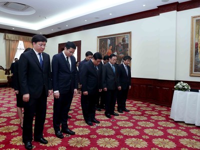 Bộ trưởng Nguyễn Chí Dũng cùng Đoàn đại biểu Bộ Kế hoạch và Đầu tư viếng nguyên Thủ tướng Chính phủ Lào. Ảnh: Đức Trung