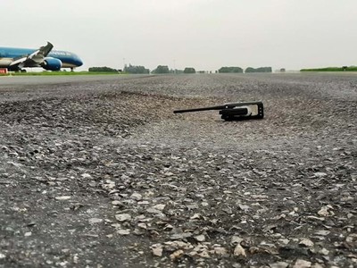 Đường cất hạ cánh và đường lăn của CHKQT Nội Bài và Tân Sơn Nhất đã xuất hiện một số hư hỏng sẽ ảnh hưởng trực tiếp đến an toàn khai thác các hoạt động bay.