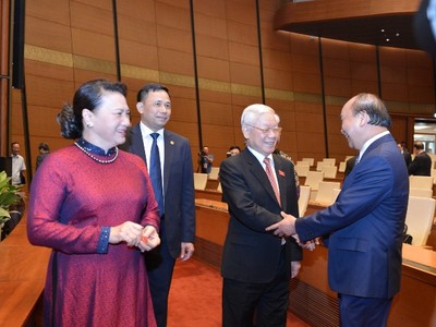 Tổng bí thư, Chủ tịch nước Nguyễn Phú Trọng, Chủ tịch Quốc hội Nguyễn Thị Kim Ngân, Thủ tướng Nguyễn Xuân Phúc trong giờ giải lao khai mạc kỳ hop thứ 9 của Quốc hội (Ảnh QK).