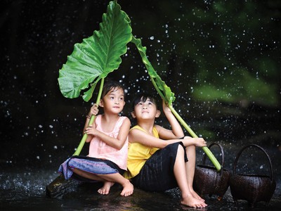 Dịch bệnh như cơn mưa dữ, ai đi ngoài đường cũng ướt