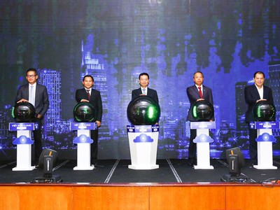 Bộ trưởng Nguyễn Mạnh Hùng cùng đại diện VNG Cloud, Viettel, CMC và VCCorp ấn nút phát động.
