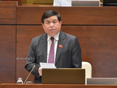 Bộ trưởng Bộ Kế hoạch và Đầu tư Nguyễn Chí Dũng giải trình ý kiến đại biểu.