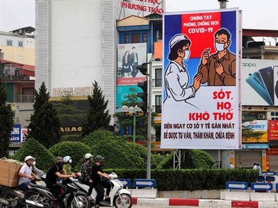 Áp phích phòng chống Covid-19 được treo ở nhiều tuyến đường để nâng cao ý thức người dân.