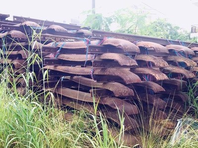 Đường ray ở Trạm Vật tư bị đường sắt Dĩ An bị tháo dỡ, nhưng không được phục hồi, nằm chất đống 5 năm qua.