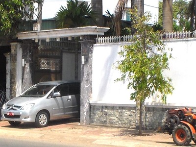 Xe và người của Bộ Quốc phòng làm việc tại nhà Đại tá Đỗ Văn Sang - nguyên Phó Tư lệnh, Tham mưu trưởng Tổng Công ty 15.