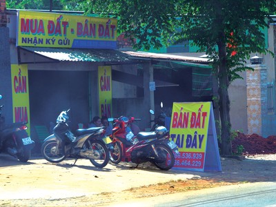 Dọc theo những tuyến đường lớn ở huyện Long Thành thường xuyên xuất hiện các môi giới cắm chốt. Ảnh: Trọng Tín